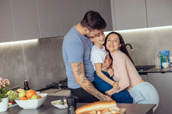 Caucasian Cheerful Family Small Kid Hugging Kitchen Morning Mom Dad — Stock Photo, Image
