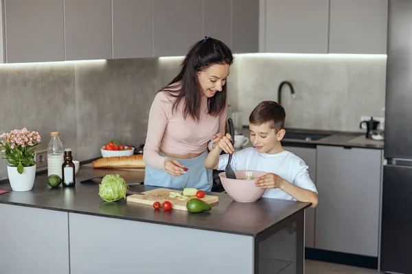 Feliz Madre Caucásica Enseñando Hijo Pequeño Cocinar Verduras Salat Casa — Foto de Stock