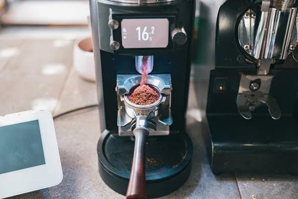 Kávébab Őrlésének Folyamata Kávéfőző Géppel Portafilterbe Öntve Kiváló Minőségű Fénykép — Stock Fotó