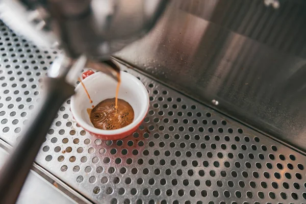 Közelkép Kávékészítésről Automata Kávéfőzőben Kávézóban Kiváló Minőségű Fénykép — Stock Fotó