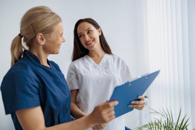 Doktor ve hemşire, modern klinikteki iş sorunlarını çözüyor. Yüksek kalite fotoğraf