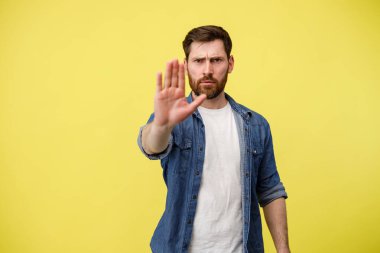 Eli havada ciddi bir adam ayrımcılığa, şiddete veya protestolara karşı durması için sinyal veriyor.