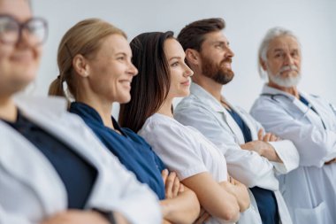 Modern klinikte sırada bekleyen bir grup profesyonel doktor. Yüksek kalite fotoğraf