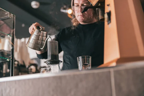 Barista Derramando Água Quente Para Aeropress Para Fazer Café Preto — Fotografia de Stock