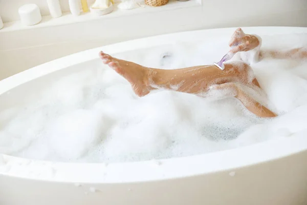 Caucasian Female Shaving Leg Razor Bathtub Foam Taking Bath Relax — Stockfoto