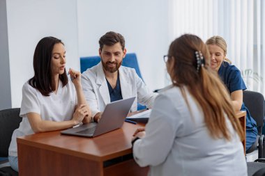 Başarılı tıp doktorları konferans sırasında teşhisi tartışıyorlar. Yüksek kalite fotoğraf