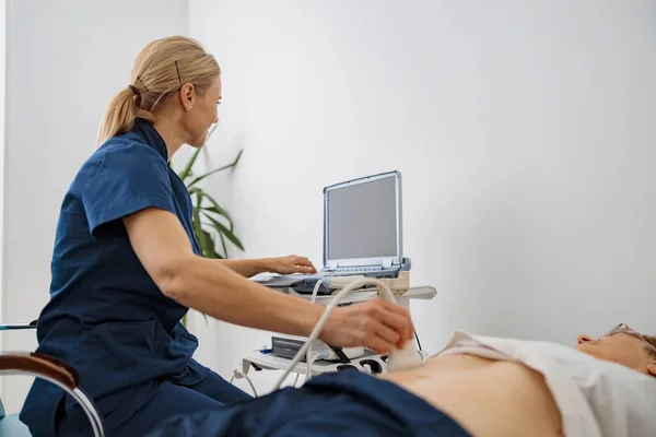 Doktor Ultraljud Undersöka Patientens Mage Sjukhuset Diagnostiseringscenter För Foster Högkvalitativt — Stockfoto