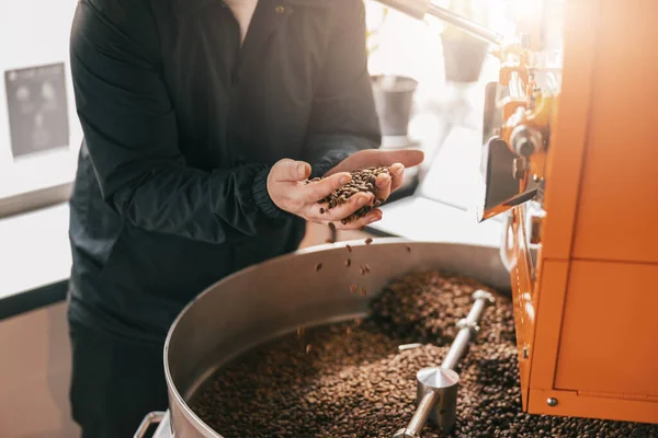 Férfi Üzleti Tulajdonos Kezét Mutatják Frissen Pörkölt Kávébab Eladásra Kész — Stock Fotó