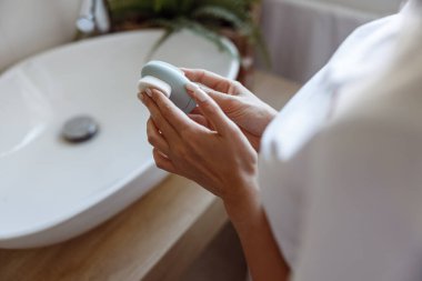 Banyodaki yüz ve masaj aleti için elektro temizleyiciyi kapat. Yüz bakımı ve temizlik. - Evet. Cilt bakımı