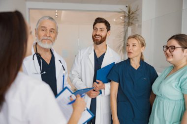 Hasta teşhisini tartışan bir grup doktor klinikte bekliyor. Yüksek kalite fotoğraf