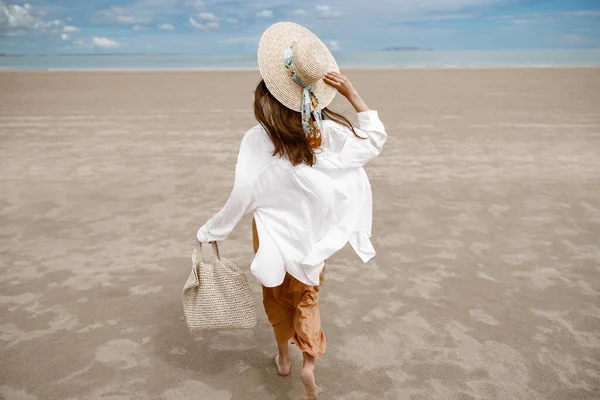 Joven Viajera Alegre Con Sombrero Paja Caminando Playa Concepto Vacaciones — Foto de Stock