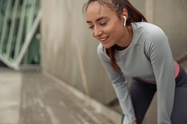 Mujer Joven Ropa Deportiva Descansando Después Correr Ciudad Apoyada Contra — Foto de Stock