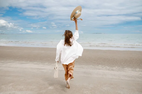 Traveler Woman Straw Hat Walking Open Arm Sea Beach Summer — Foto de Stock
