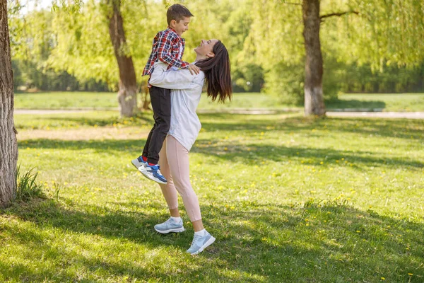 Alegre Joven Madre Sosteniendo Las Manos Alto Pequeño Lindo Hijo — Foto de Stock