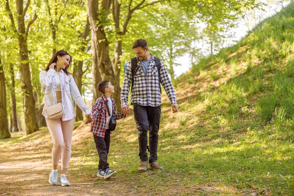 Szczęśliwa Biała Rodzina Idzie Ręka Rękę Małym Słodkim Synem Parku — Zdjęcie stockowe