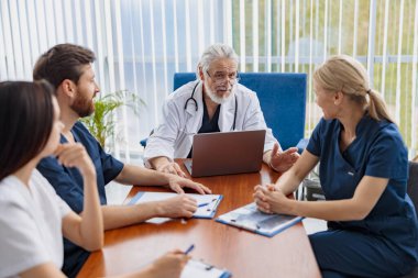 Başarılı tıp doktorları konferans sırasında teşhisi tartışıyorlar. Yüksek kalite fotoğraf