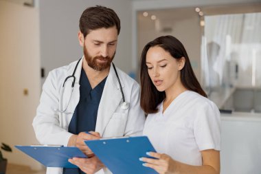 Hasta teşhisini tartışan iki doktor klinikte duruyor. Yüksek kalite fotoğraf