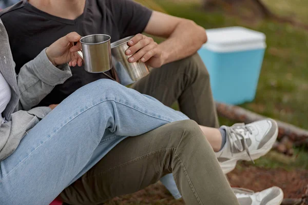 Close Steel Cups Coffee Tea Hands Couple Picnic Concept Happy — Stockfoto
