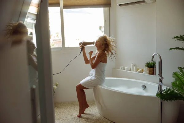 Caucasian Blonde Woman Sitting Bathtub Foam Drying Hair Hair Dryer — Φωτογραφία Αρχείου