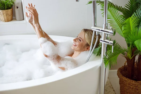 Cheerful Attractive Happy Young Female Soaping Foaming Herself Cozy Luxury — ストック写真