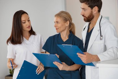 Hasta teşhisini tartışan bir grup doktor klinikte bekliyor. Yüksek kalite fotoğraf