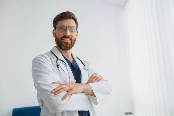 Tıp Kliniğinde Durup Kameraya Bakan Gözlüklü Bir Doktorun Portresi Yüksek — Stok fotoğraf