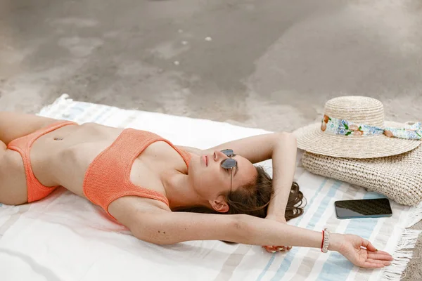 Woman Traveler Sunglasses Lying Beach Towel Sea Vacation Looking Sun — Zdjęcie stockowe