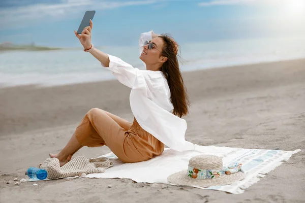 Жінка Сидить Пляжному Рушнику Біля Моря Робить Селфі Концепція Відпустки — стокове фото