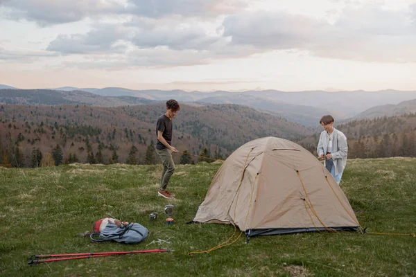 Caucasian Young Couple Setting Tent Peak Mountains Wild Nature Tour — Photo