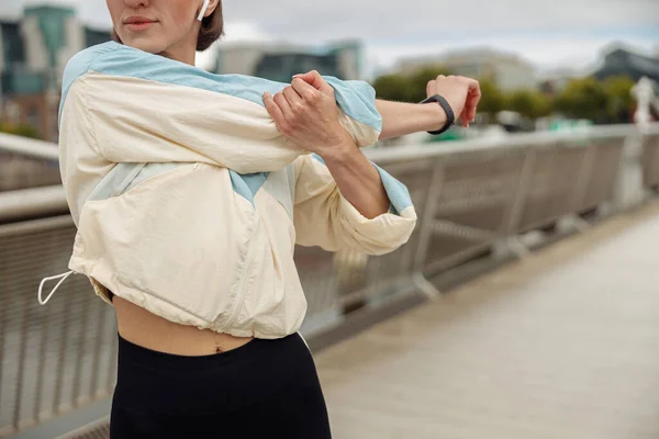 Close Sportive Woman Doing Stretching Exercise Footbridge City Healthy Lifestyle — Fotografia de Stock