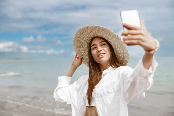 Woman Hat Standing Beach Sea Making Selphie Vacation Travel Holiday — Foto de Stock