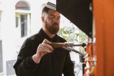 Dükkan sahibinin kafeteryada kahve makinesi işletiyorum.