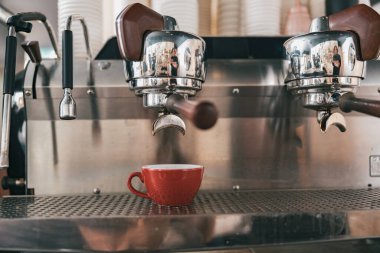 Kafedeki otomatik kahve makinesinde kahve espresso hazırlama görüntüsünü kapat. Yüksek kalite fotoğraf