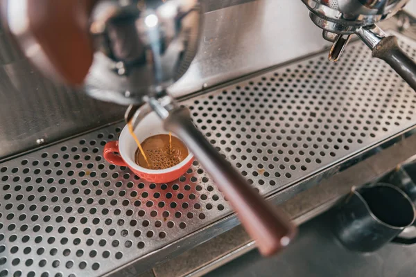 카페에서 머신으로 커피를 준비하는 모습을 가까이 수있다 고품질 — 스톡 사진