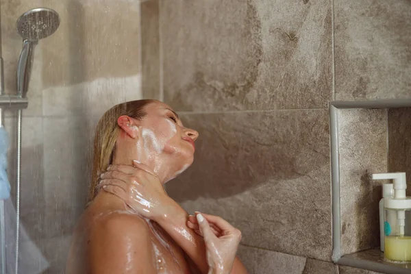 Close Young Beautiful Caucasian Woman Cleaning Skin Foam Soap Shower — Fotografia de Stock