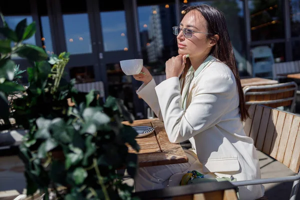 Wanita Bisnis Yang Menarik Berkacamata Hitam Minum Kopi Duduk Kafe — Stok Foto