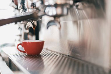 Kafedeki otomatik kahve makinesinde kahve espresso hazırlama görüntüsünü kapat. Yüksek kalite fotoğraf