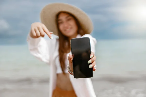 Woman Traveler Straw Hat Showing Phone Standing Background Ocean Vacation — Foto de Stock