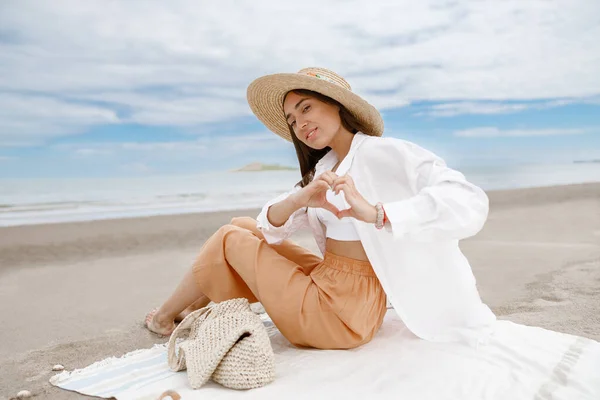 Woman Hat Ocean Beach Show Heart Symbol Background Turquoise Clear — Foto de Stock
