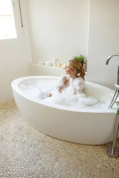 View Beautiful Young Cheerful Female Sitting Bathtub Bubbles Foam Vertical — ストック写真