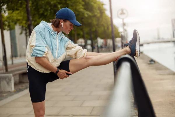 Beautiful Sportive Woman Doing Stretching Exercise Running City Healthy Lifestyle — Fotografia de Stock
