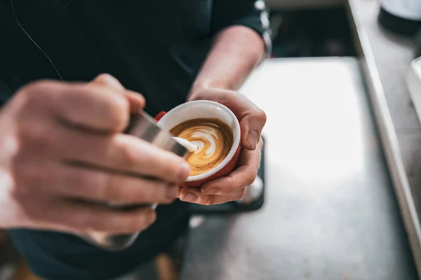 Barista Tejet Tölt Egy Csésze Friss Kávéfőzőbe Tejeskávét Vagy Cappuccinót — Stock Fotó