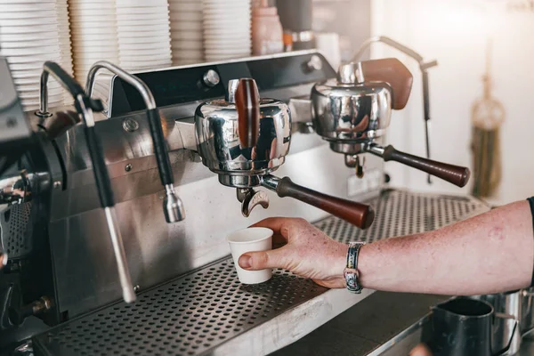 Közelkép Kávékészítésről Automata Kávéfőzőben Kávézóban Homályos Háttér — Stock Fotó