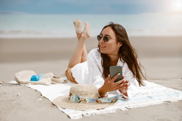 Hermosa Mujer Encuentran Toalla Playa Cerca Del Mar Uso Teléfono — Foto de Stock