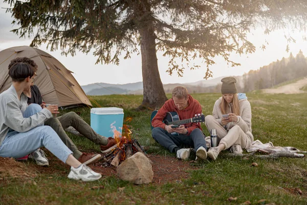 Friends Playing Guitar Tent Fire Mountains Spending Time Rural Nature — Photo