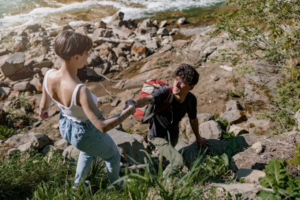 Couple Climbing Cliffs Rocks Mountains River Hand Help Hiking Trekking — Foto de Stock