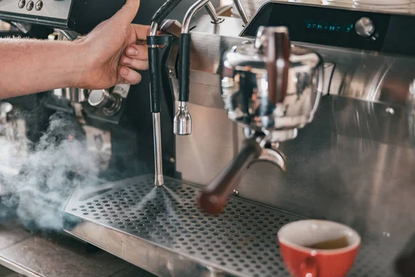 기계에 증기를 바리스타 카페에서 커피를 합니다 고품질 — 스톡 사진