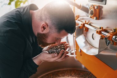 Kahve çekirdekleri aromasını içine çekmeye odaklan, kendi üretiminde. 