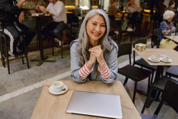 Happy Asian Woman Looking Camera Smiling Sitting Table Laptop Computer — Stok Foto