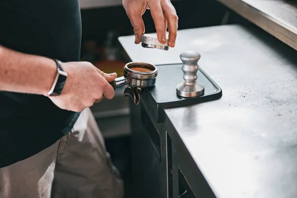 Barista Holding Tamper Press Ground Coffee Holder Make Espresso Client — Fotografia de Stock